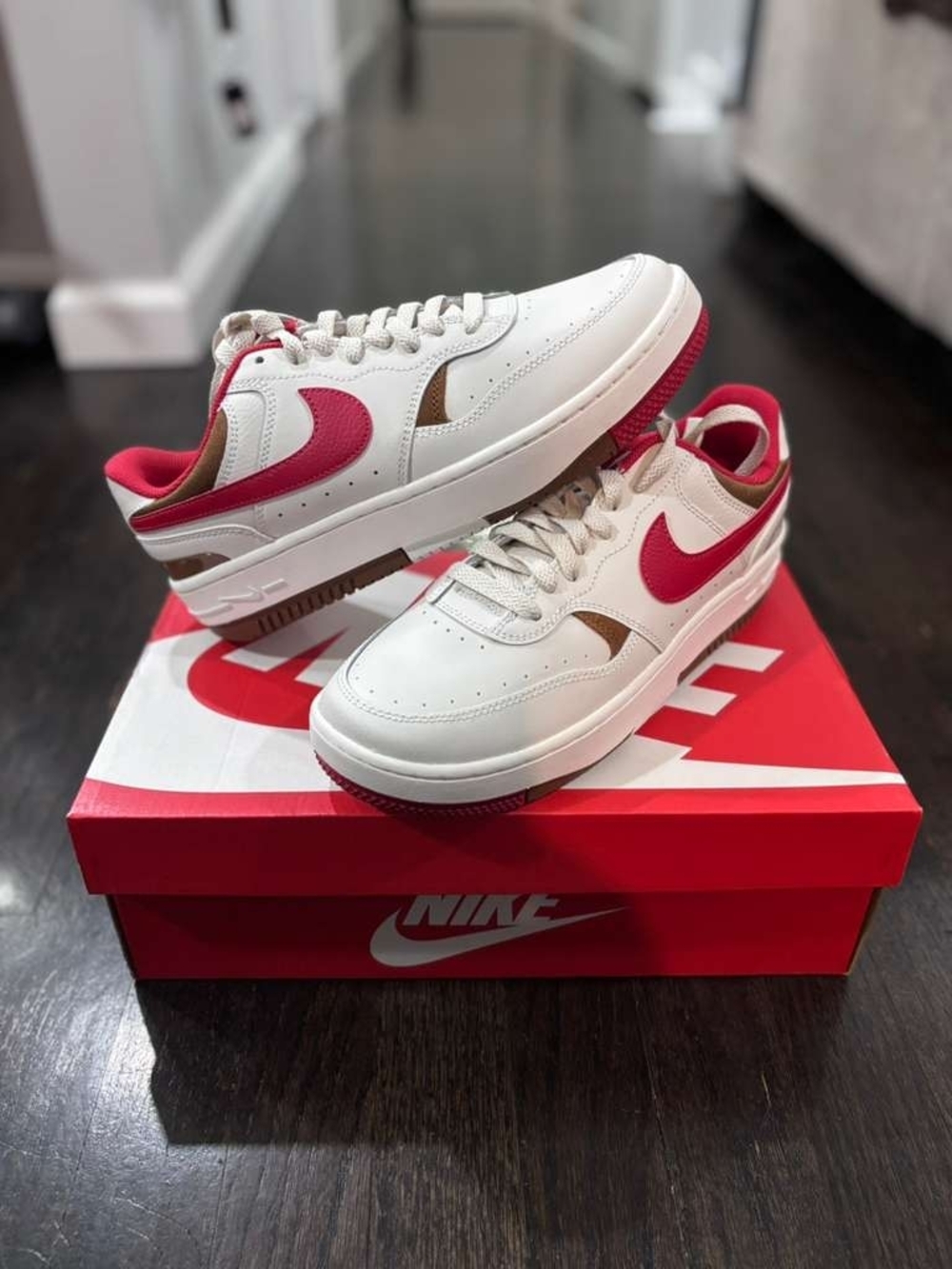 Nike White & Red Low-Top Sneakers